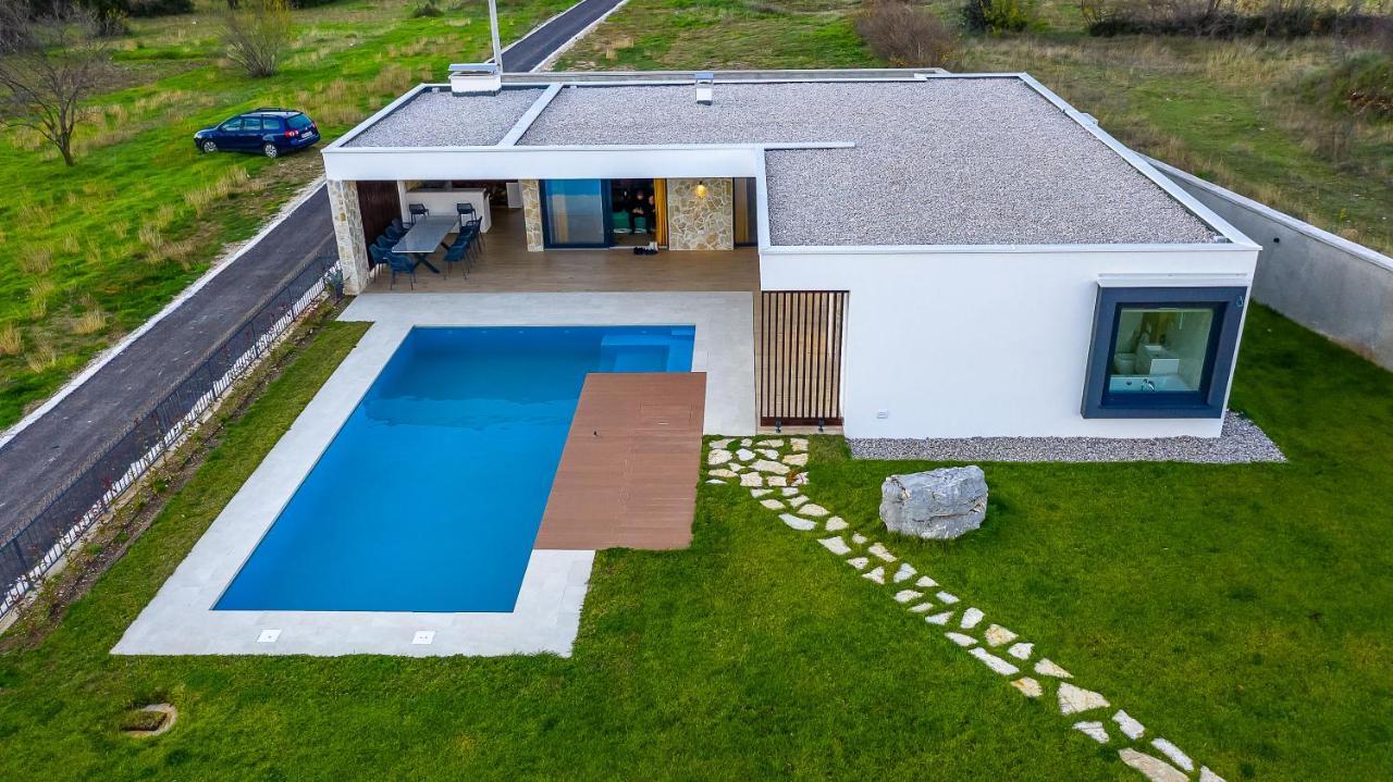 Nera - Etwa Villa Mostar