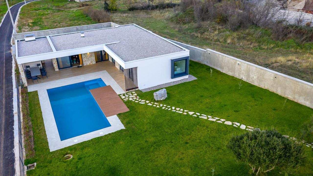Nera - Etwa Villa Mostar