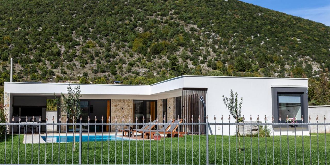 Nera - Etwa Villa Mostar